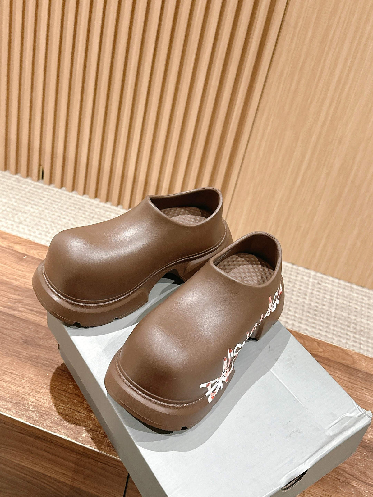 GRAFFITI THICK-SOLED CHEF SHOES IN BROWN RUBBER