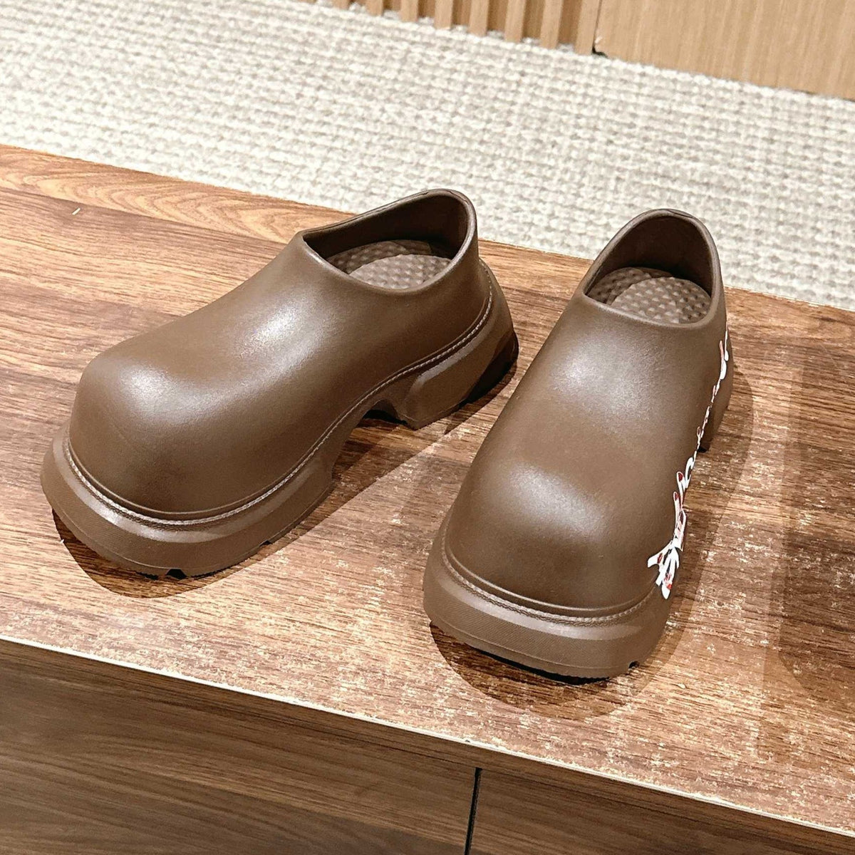 GRAFFITI THICK-SOLED CHEF SHOES IN BROWN RUBBER