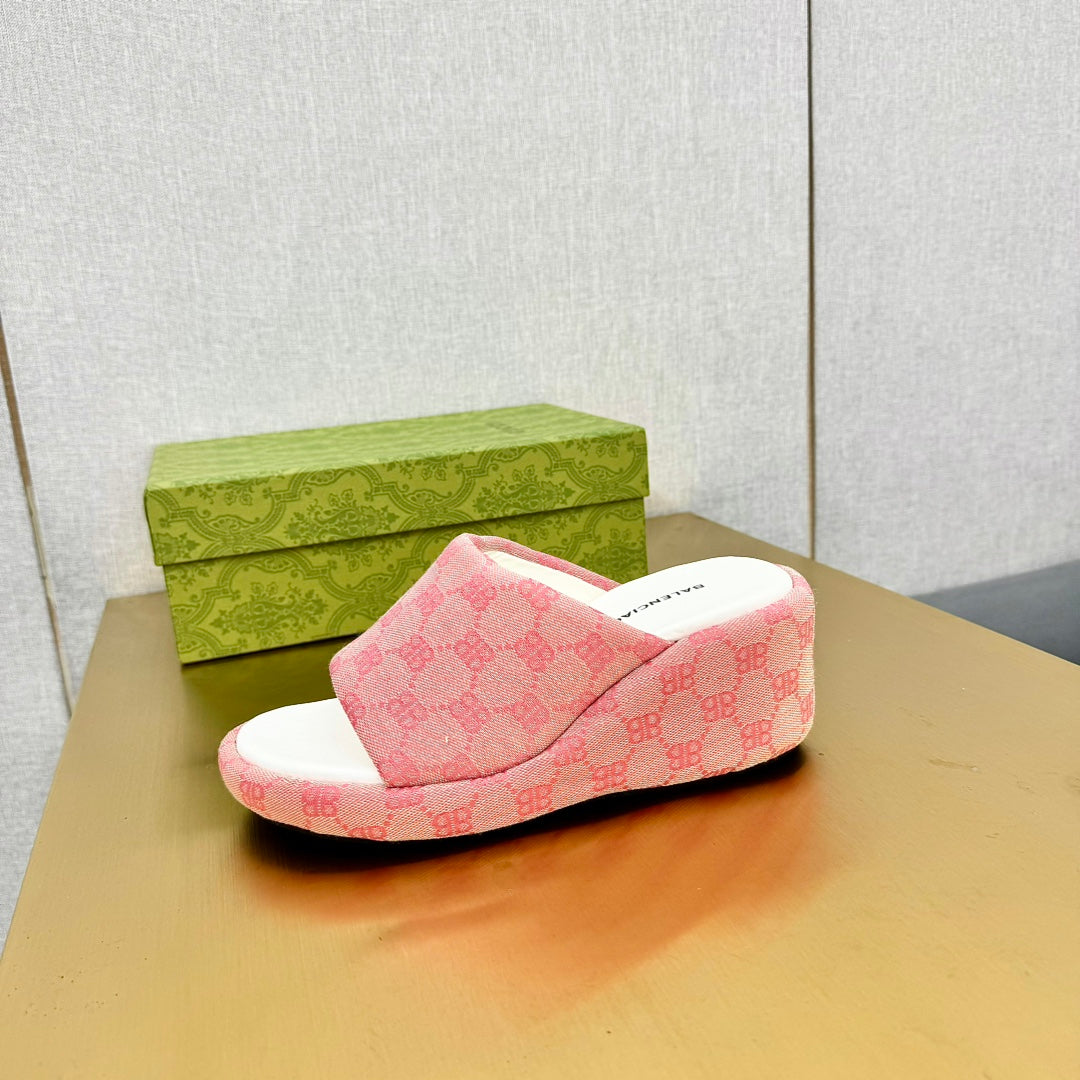 WEDGE SANDALS IN PINK MONOGRAM JACQUARD FABRIC