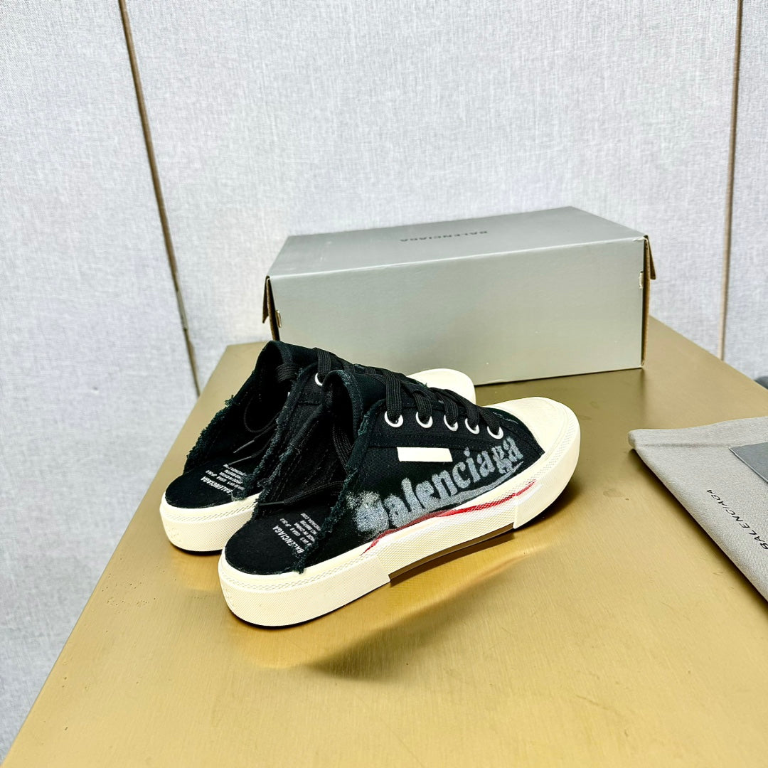SNEAKER MULES IN BLACK CANVAS GRAFFITI LOGO