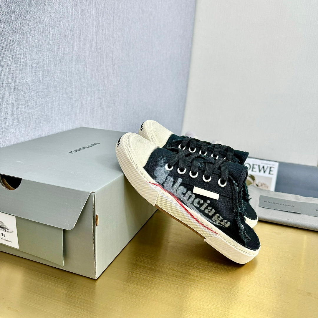SNEAKER MULES IN BLACK CANVAS GRAFFITI LOGO