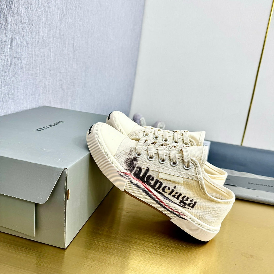 SNEAKERS IN WHITE CANVAS GRAFFITI LOGO