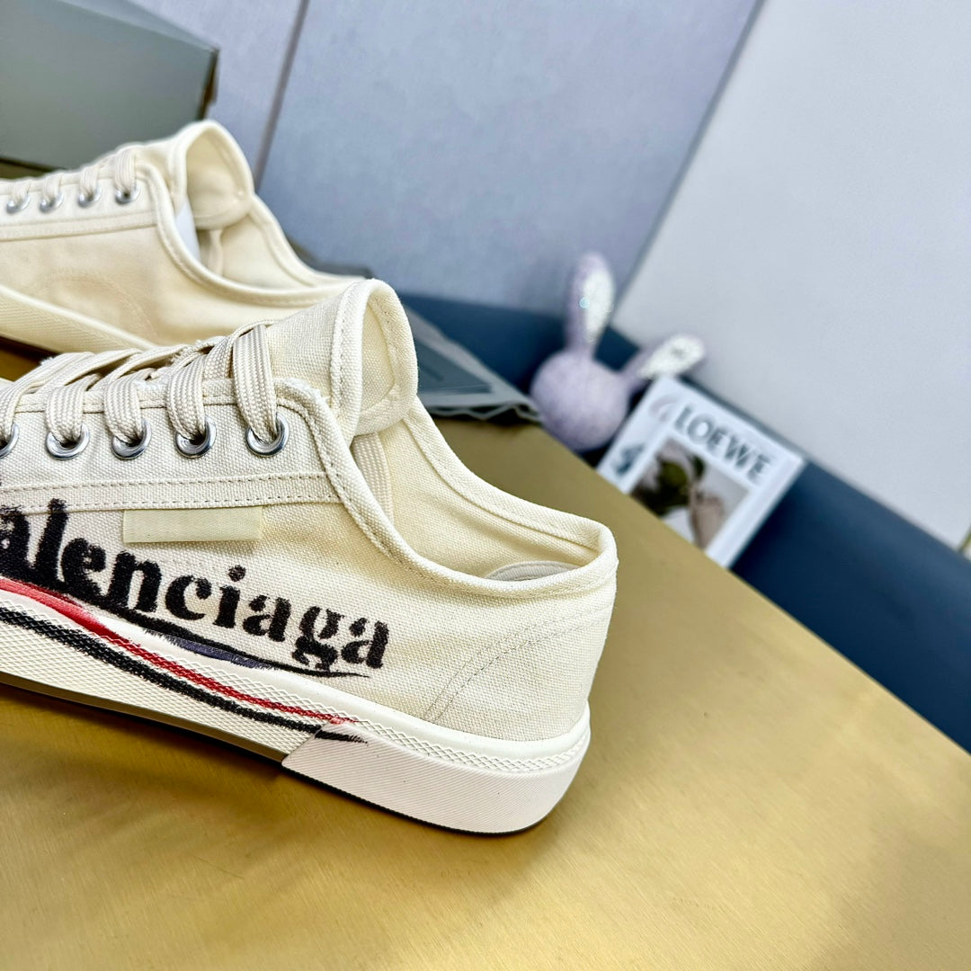 SNEAKERS IN WHITE CANVAS GRAFFITI LOGO