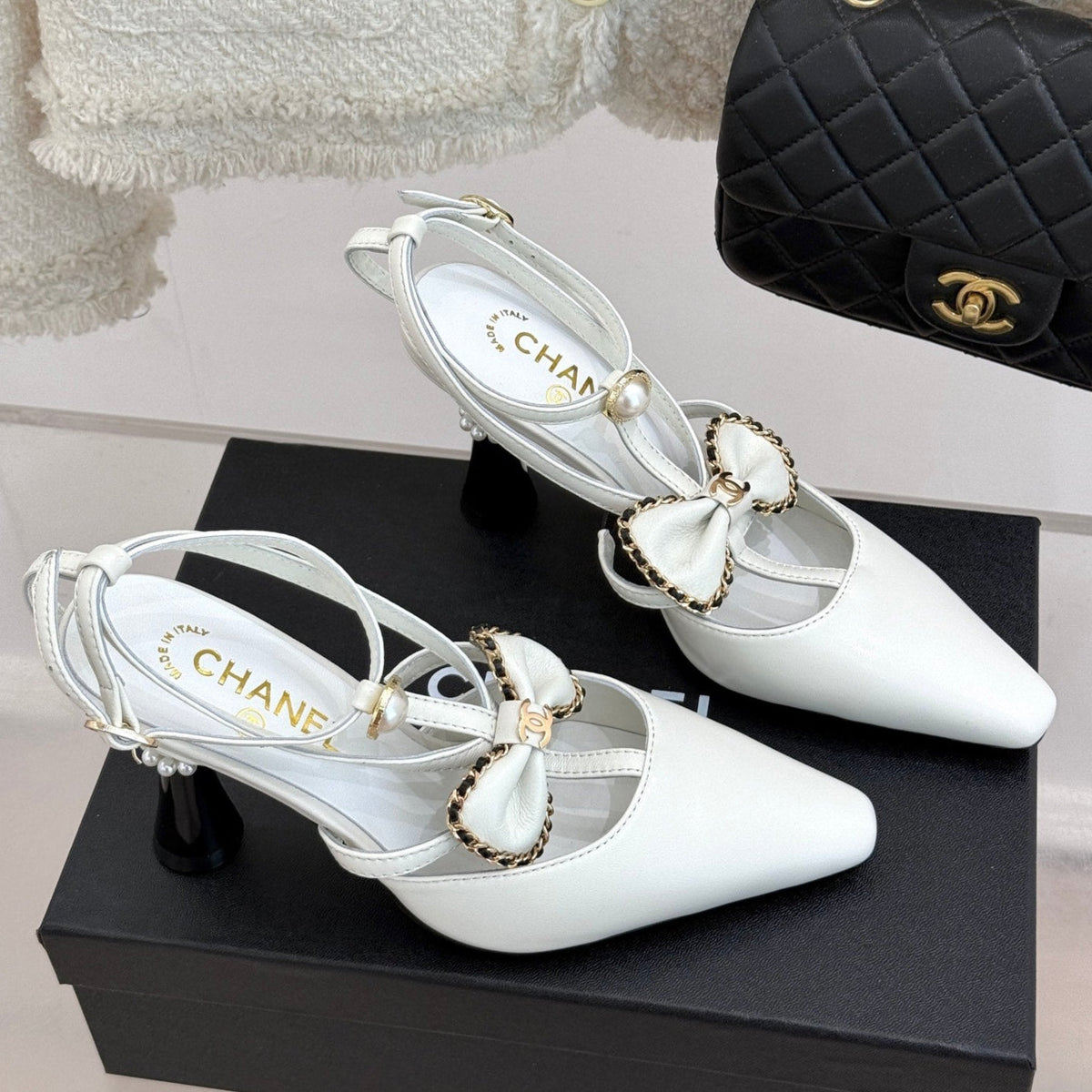 CHAIN BOW HIGH HEEL 8 CM SLINGBACKS IN WHITE SUEDE