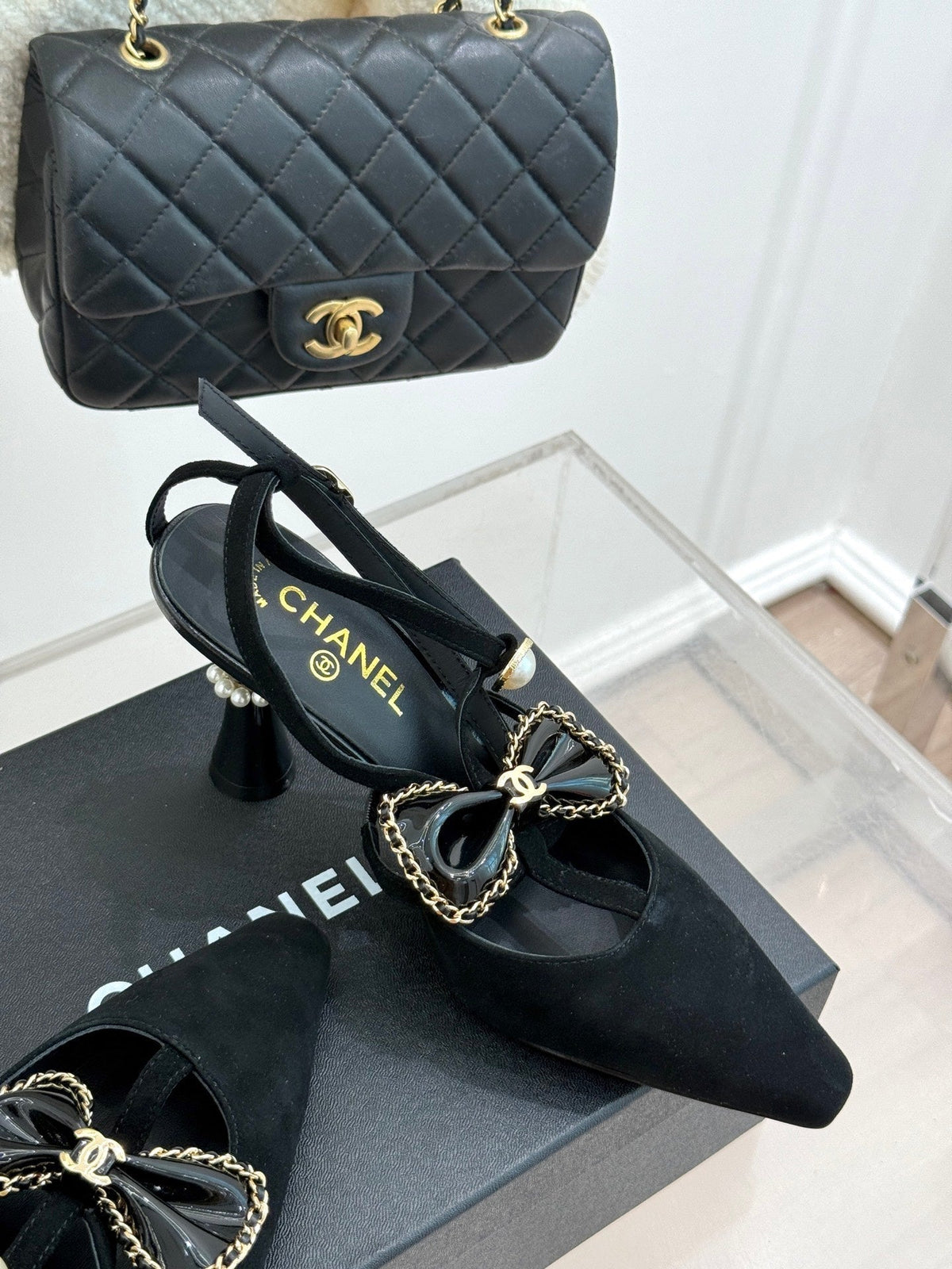 CHAIN BOW HIGH HEEL 8 CM SLINGBACKS IN BLACK SUEDE