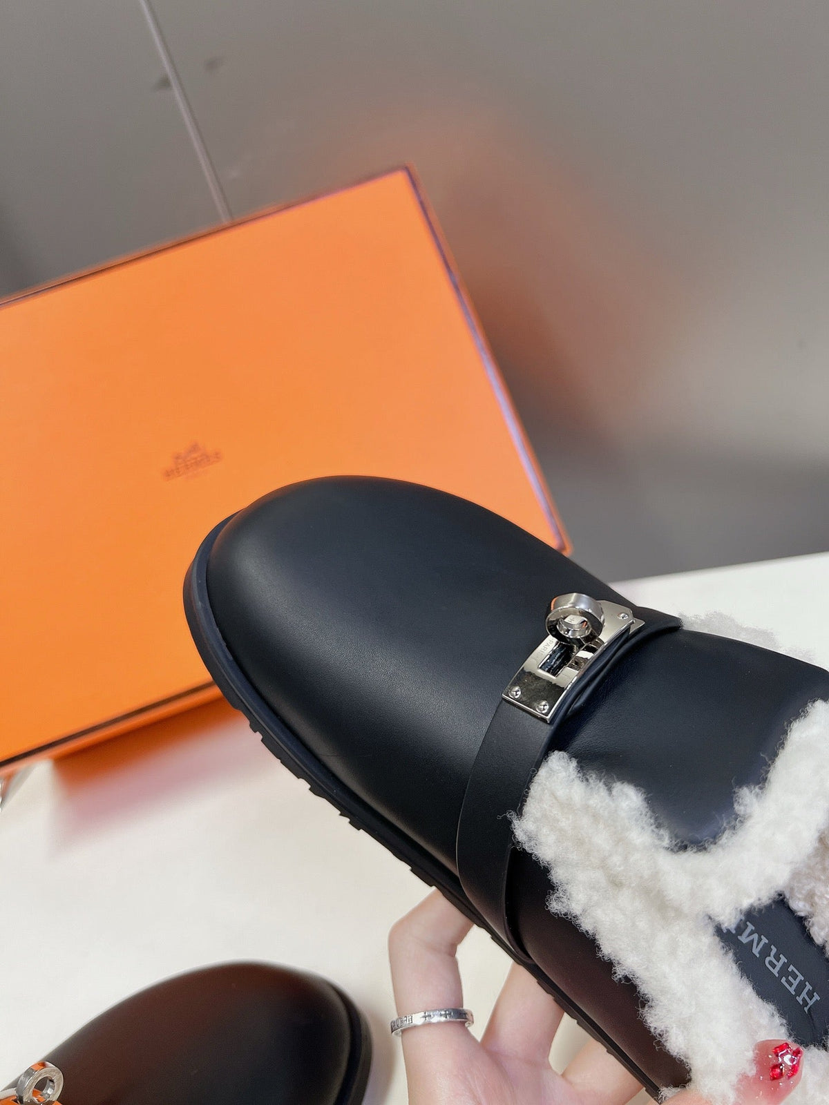 OZ Mule Black Calfskin White Shearling