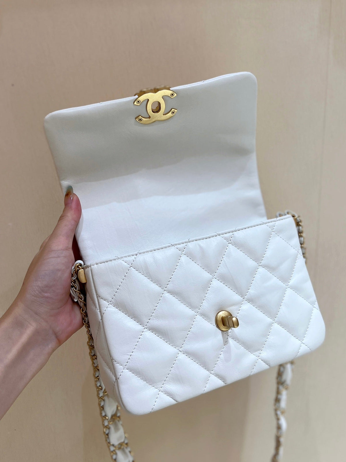 19 FLAP BAG 20 WHITE BODIN CALFSKIN GOLD HARDWARE