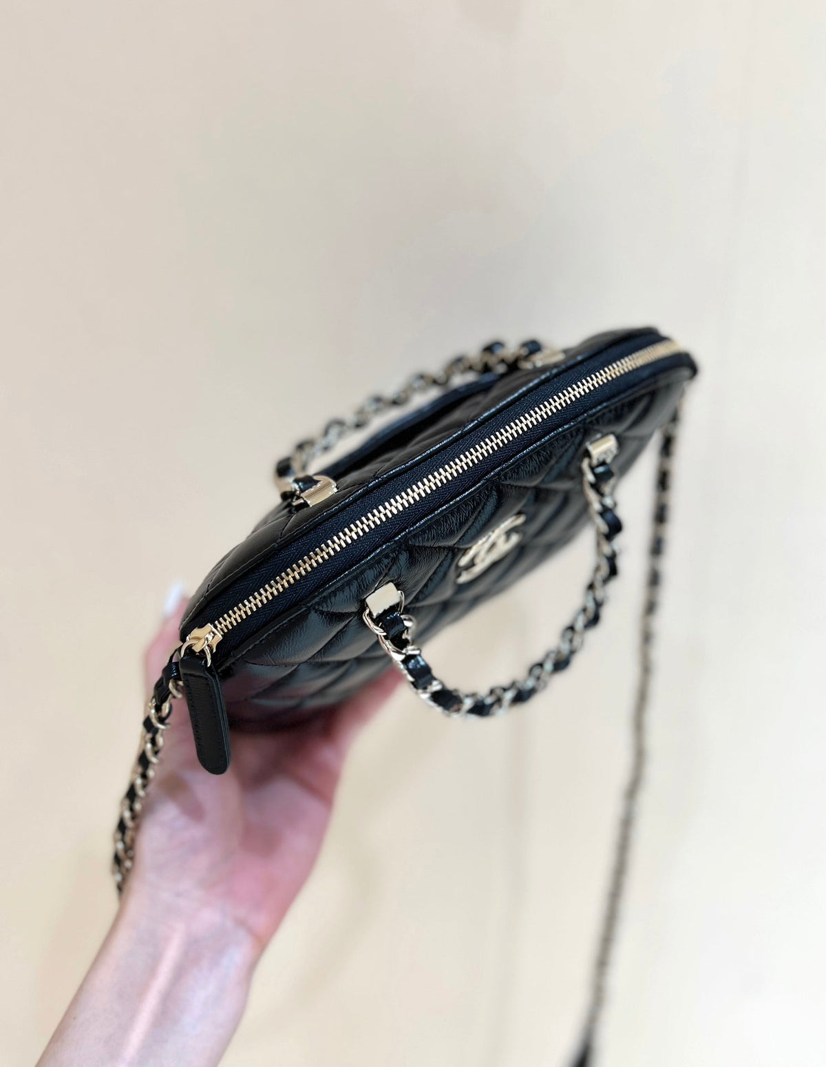 CC 24B AS5130 Small Shell Bag 20cm Black Polished Lambskin