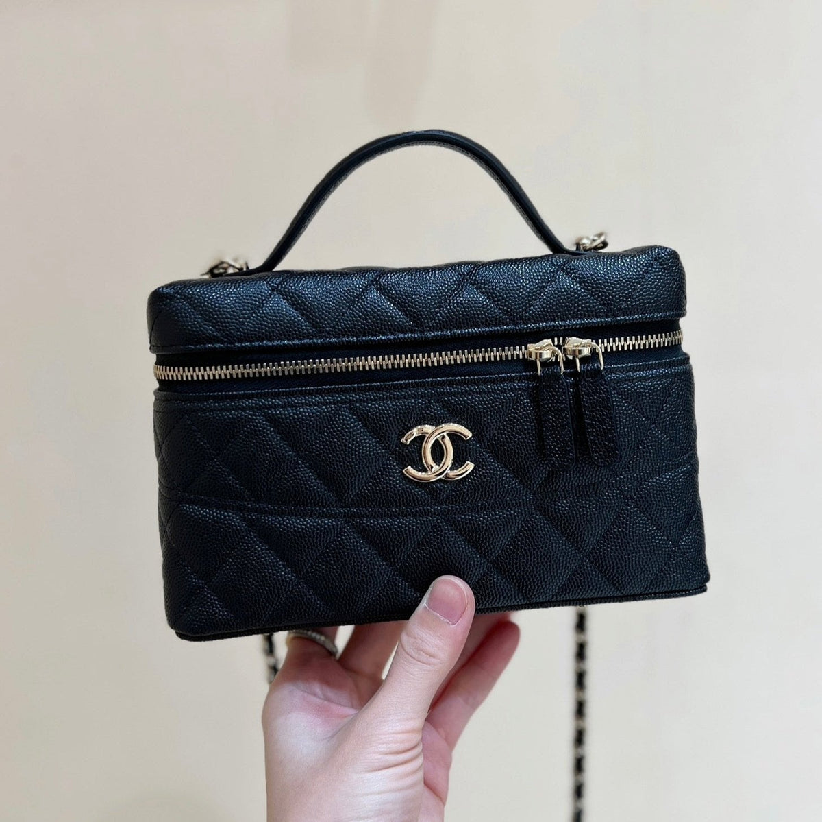 25C Vanity 19cm Top Handle Black Grained Calfskin