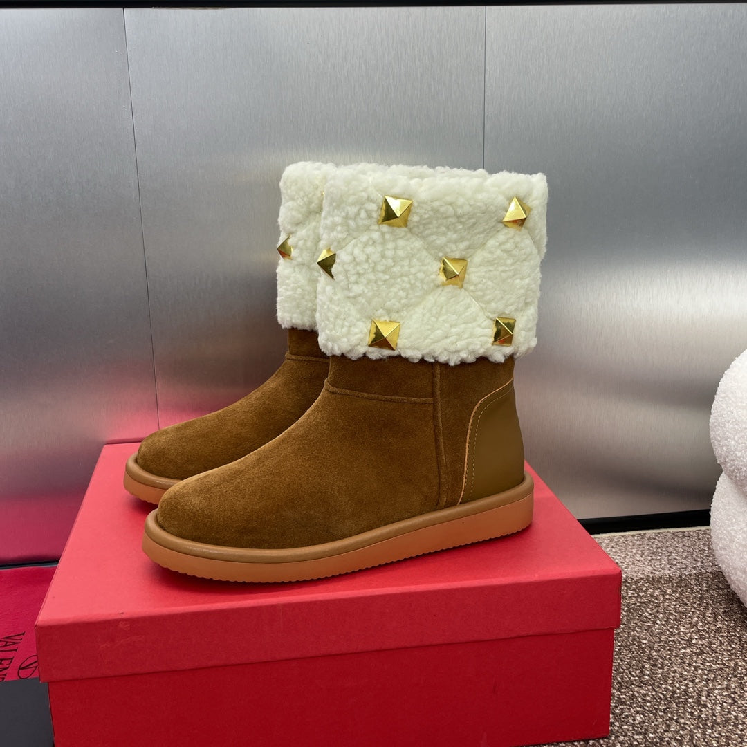 ANKLE STUDDED BOOTS IN SEPIA BROWN SUEDE AND WHITE SHEARLING LINING