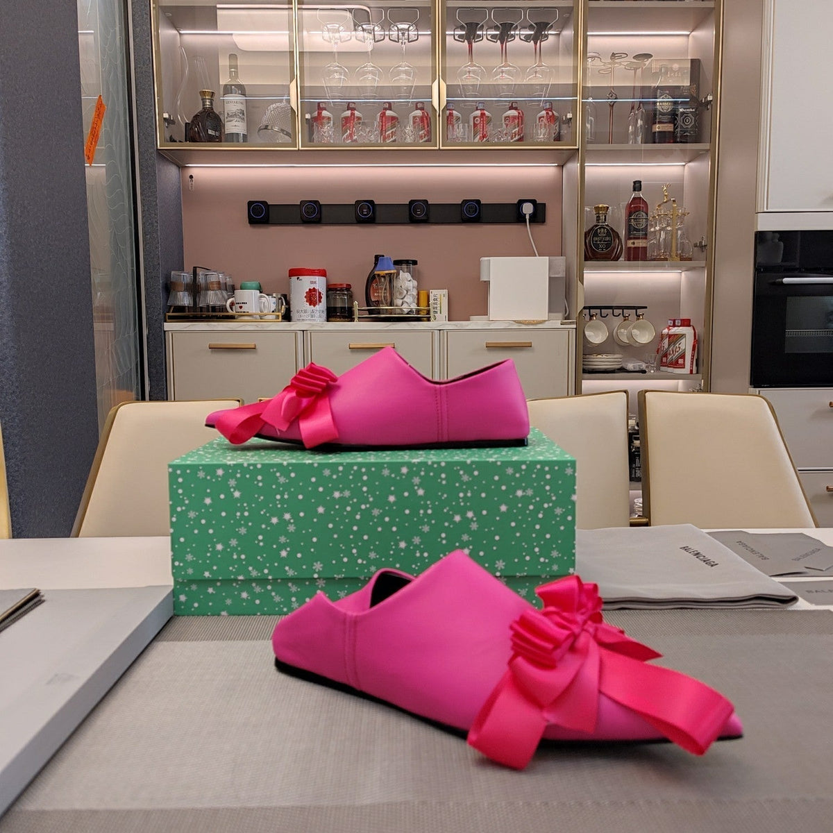 POINTED-TOE FLATS WITH BOW IN HOT PINK SOFT LAMBSKIN