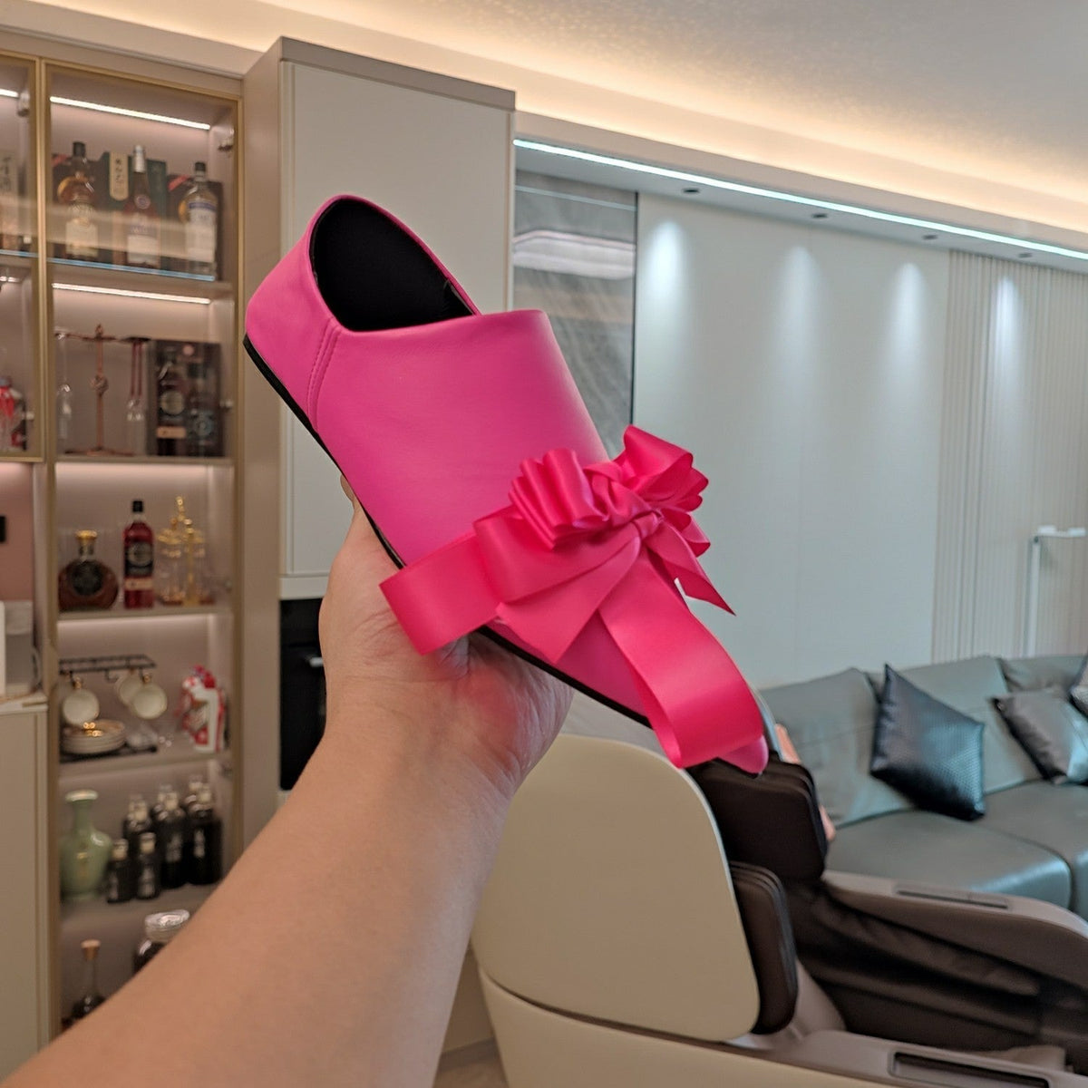 POINTED-TOE FLATS WITH BOW IN HOT PINK SOFT LAMBSKIN