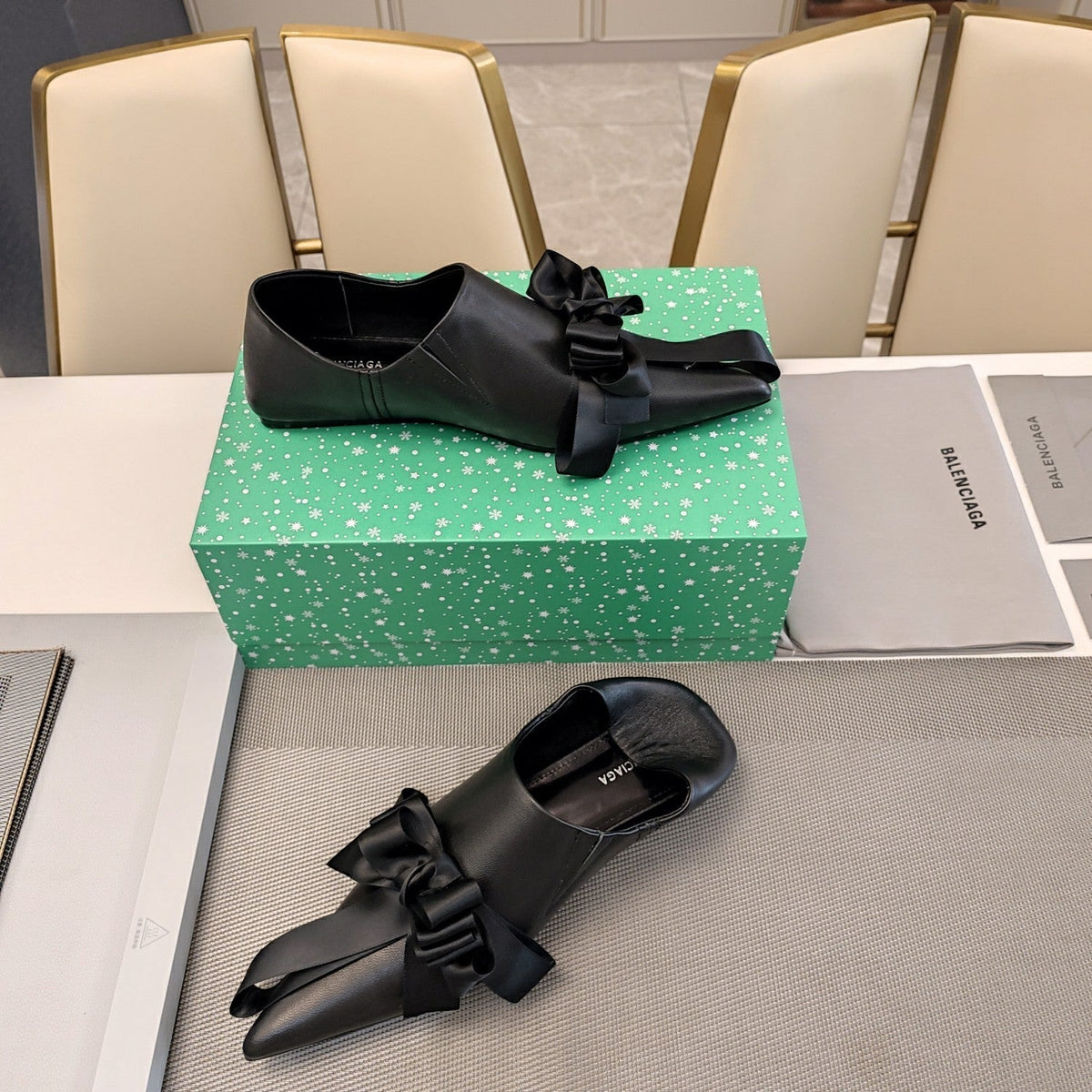 POINTED-TOE FLATS WITH BOW IN BLACK SOFT LAMBSKIN