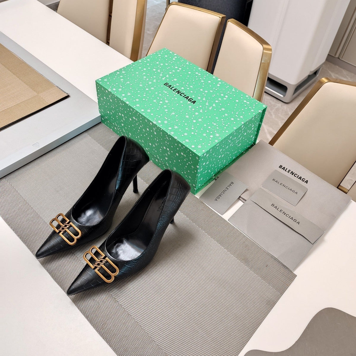 POINTED BB GOLD BUCKLE HIGH PUMPS IN BLACK CROCODILE PATTERN CALFSKIN