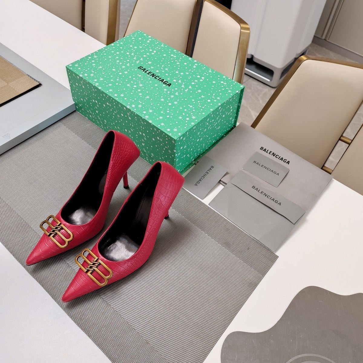 POINTED BB GOLD BUCKLE HIGH PUMPS IN RED CROCODILE PATTERN CALFSKIN