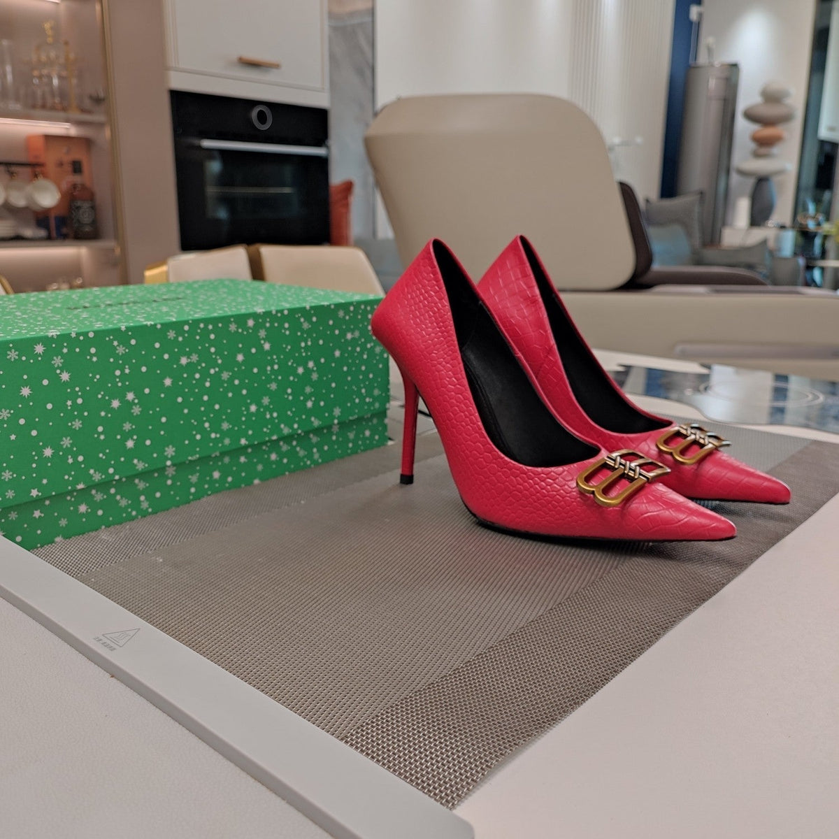 POINTED BB GOLD BUCKLE HIGH PUMPS IN RED CROCODILE PATTERN CALFSKIN