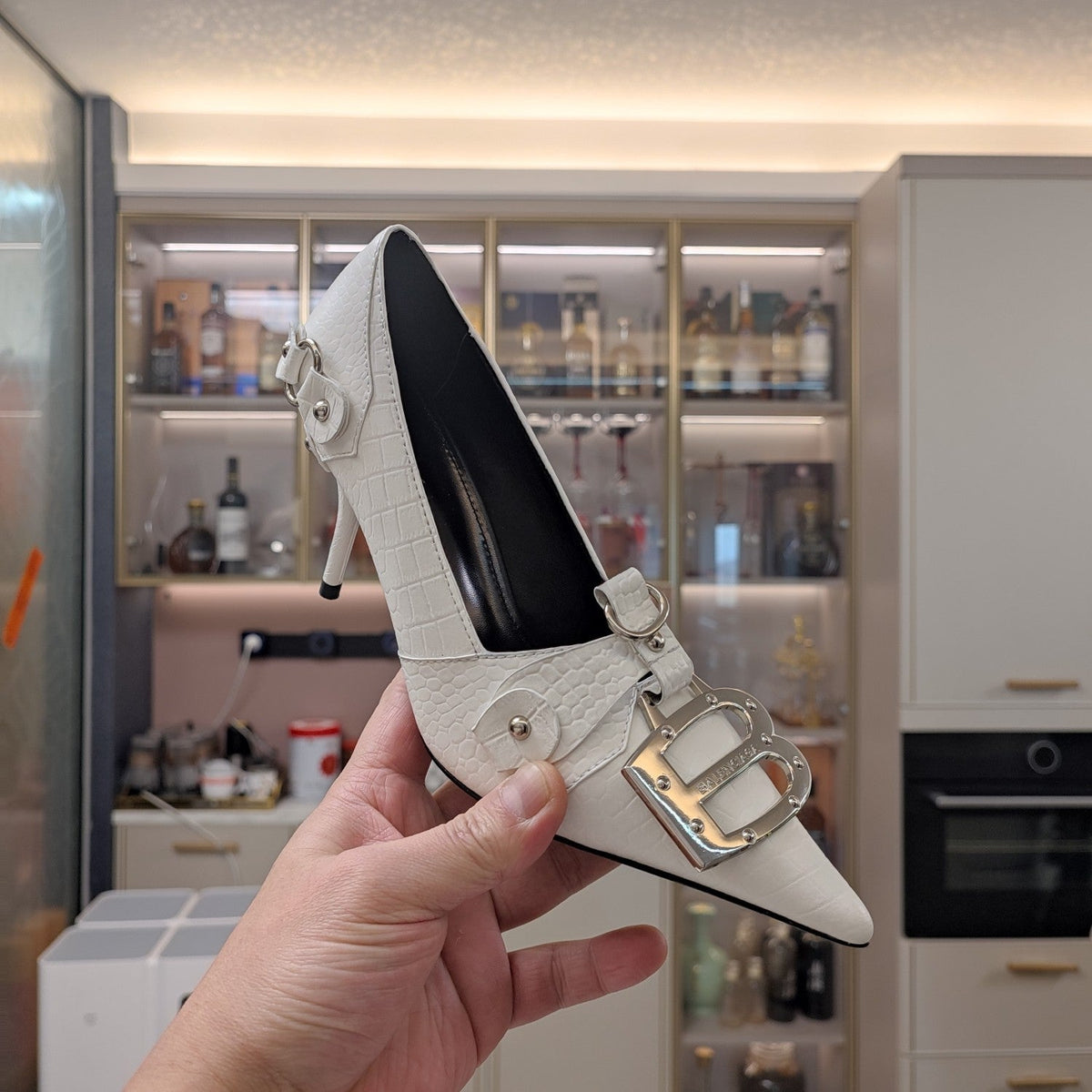 HIGH PUMPS WITH B SILVER BUCKLE IN WHITE CROCODILE PATTERN CALFSKIN