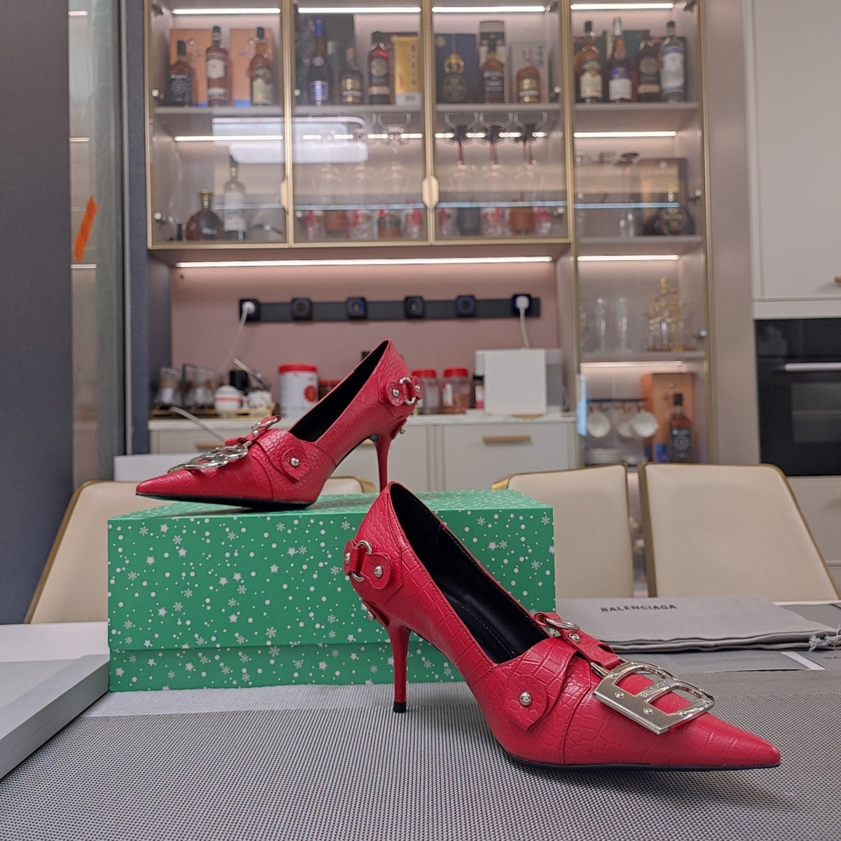 HIGH PUMPS WITH B SILVER BUCKLE IN RED CROCODILE PATTERN CALFSKIN