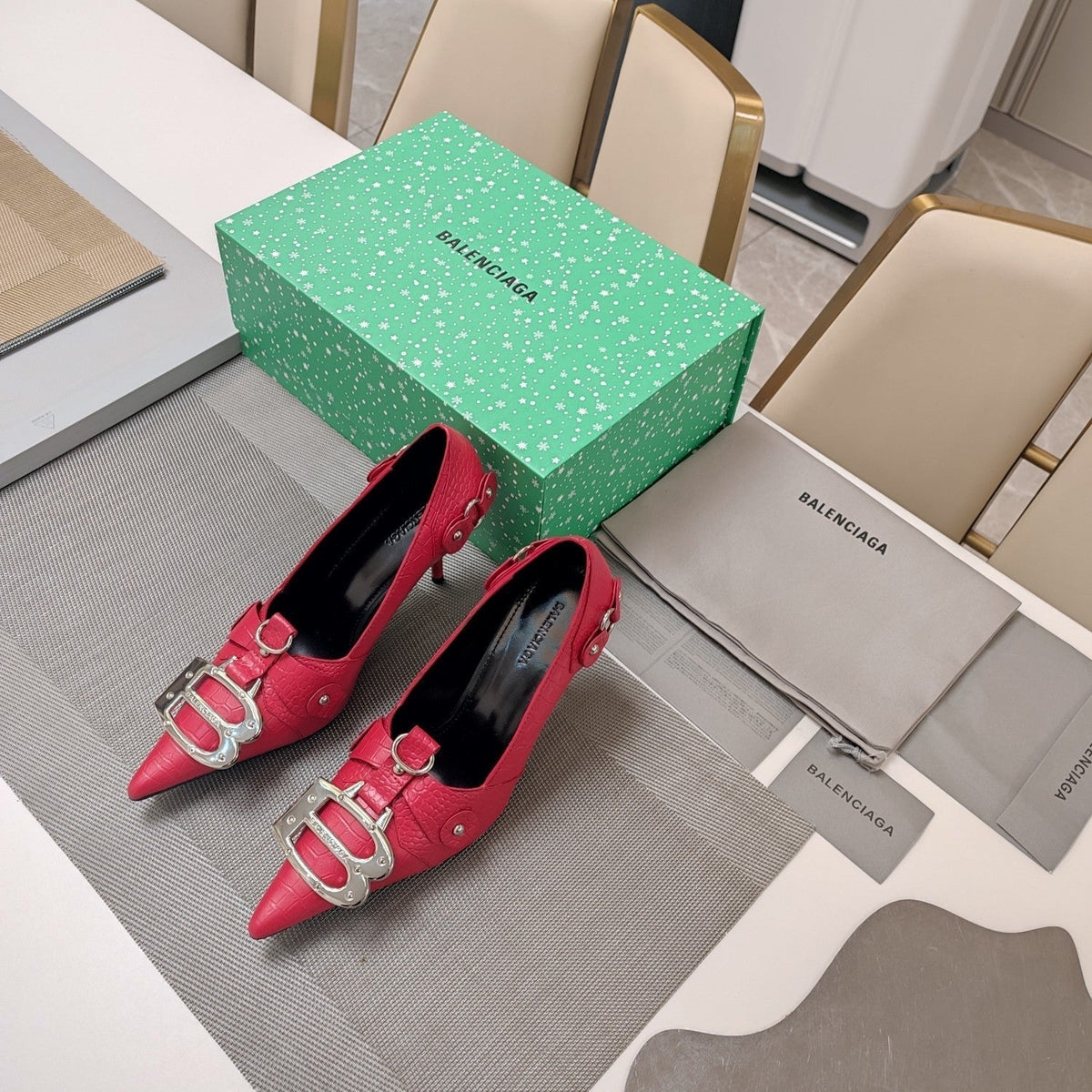 HIGH PUMPS WITH B SILVER BUCKLE IN RED CROCODILE PATTERN CALFSKIN