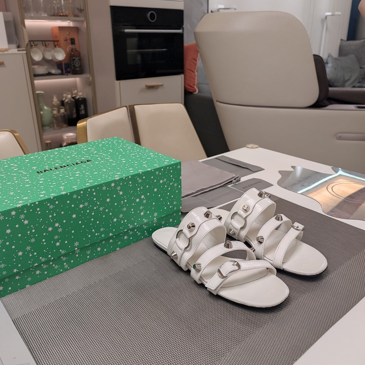 STRAPPY FLAT SANDALS IN WHITE STUDDED WAX-OIL SHEEPSKIN