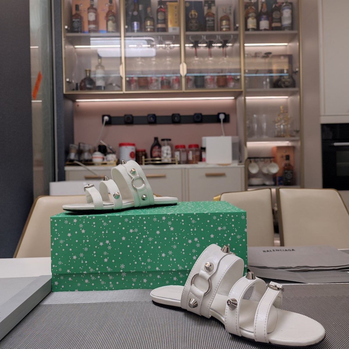 STRAPPY FLAT SANDALS IN WHITE STUDDED WAX-OIL SHEEPSKIN