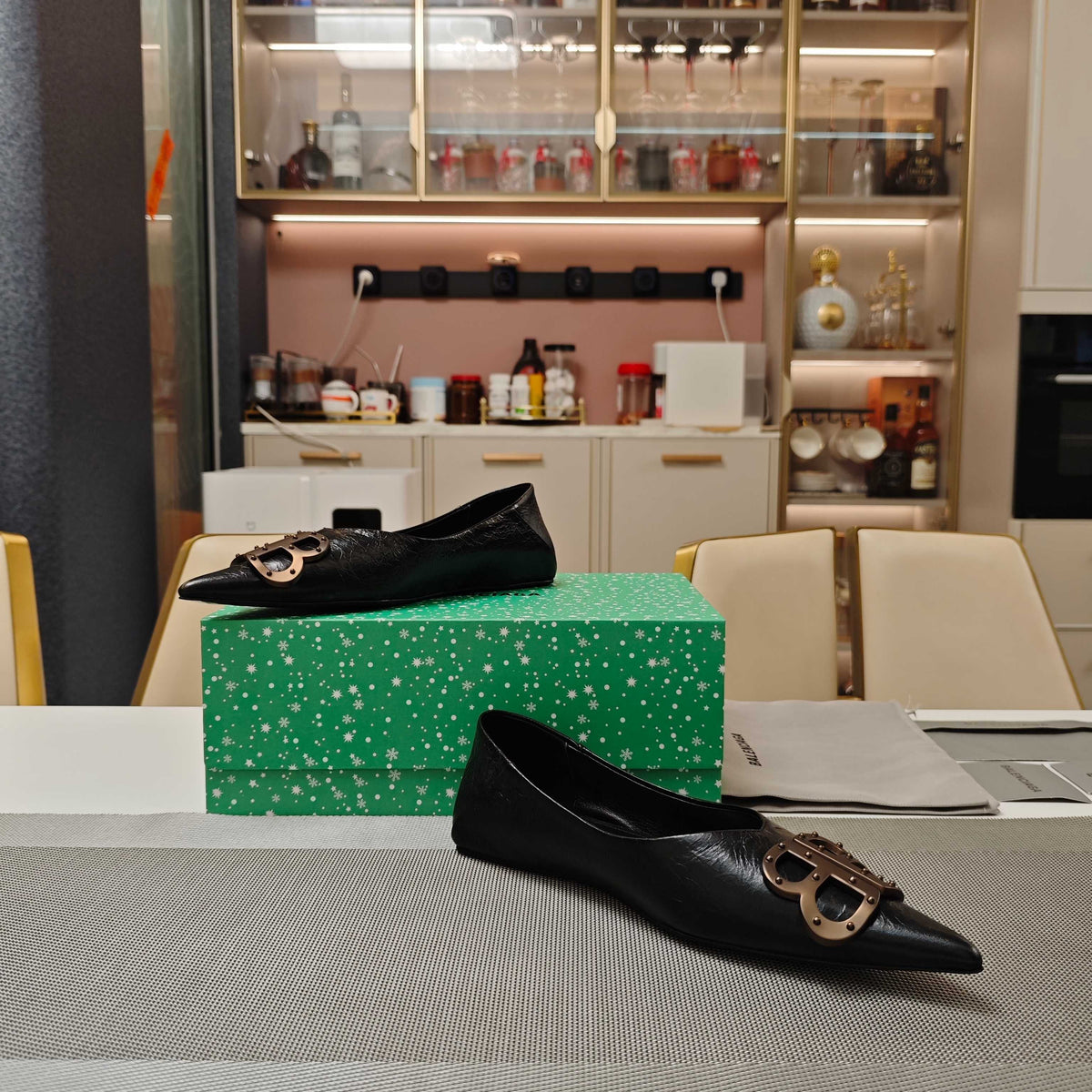 POINTED BALLET FLATS IN BLACK SHINY CRACKED SHEEPSKIN