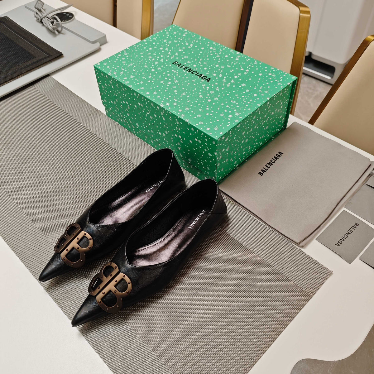 POINTED BALLET FLATS IN BLACK SHINY CRACKED SHEEPSKIN