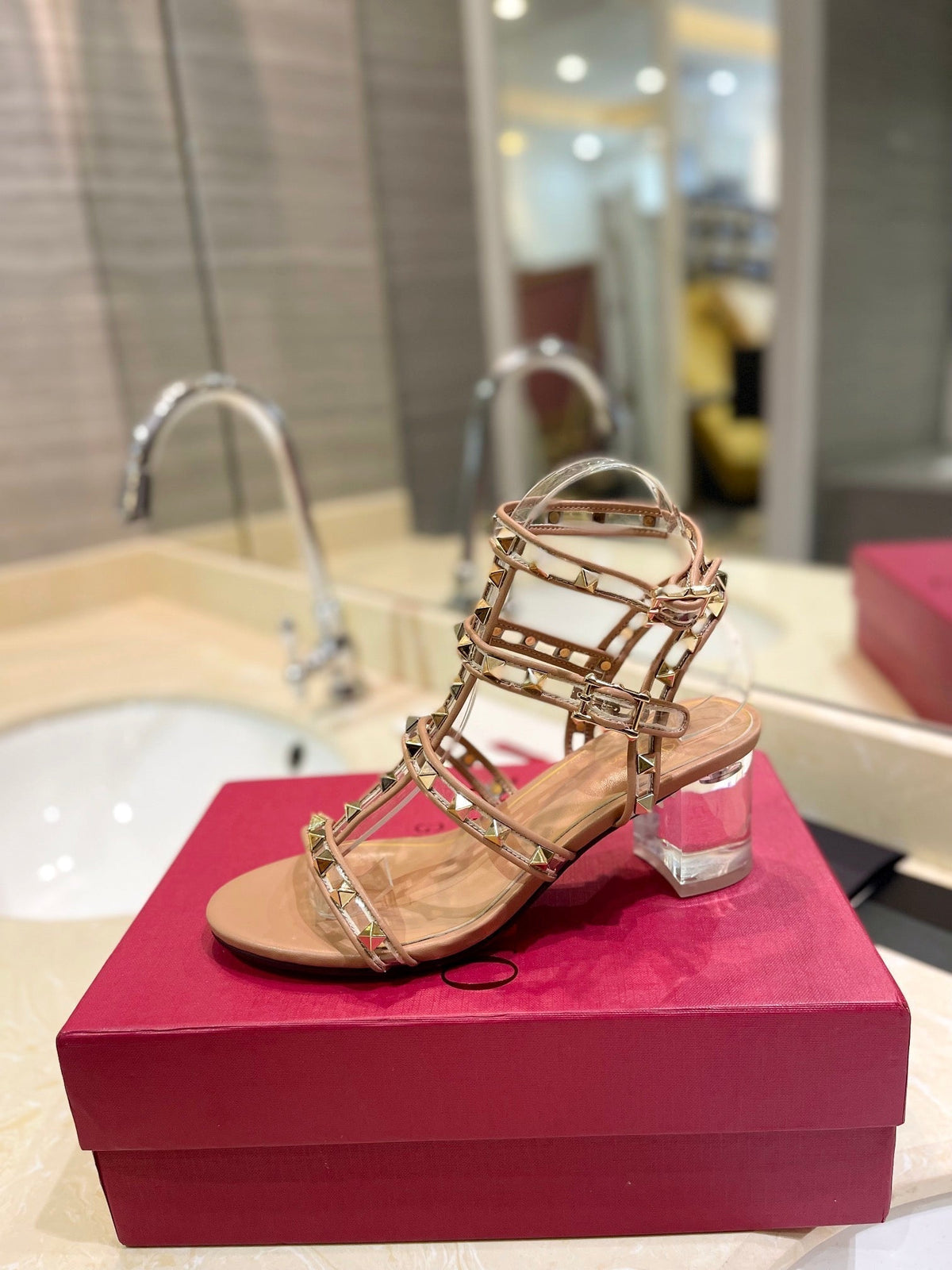 ROCKSTUD SANDAL WITH STRAP IN CAMEL BROWN CALFSKIN 60 MM