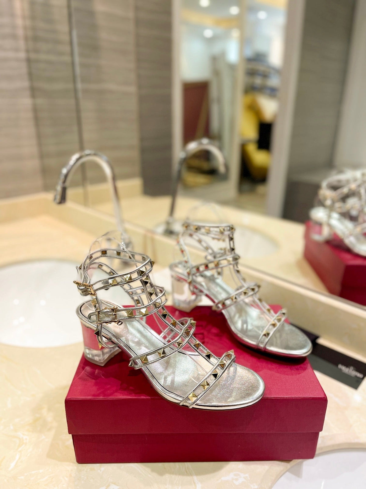 ROCKSTUD SANDAL WITH STRAP IN SILVER CALFSKIN 60 MM