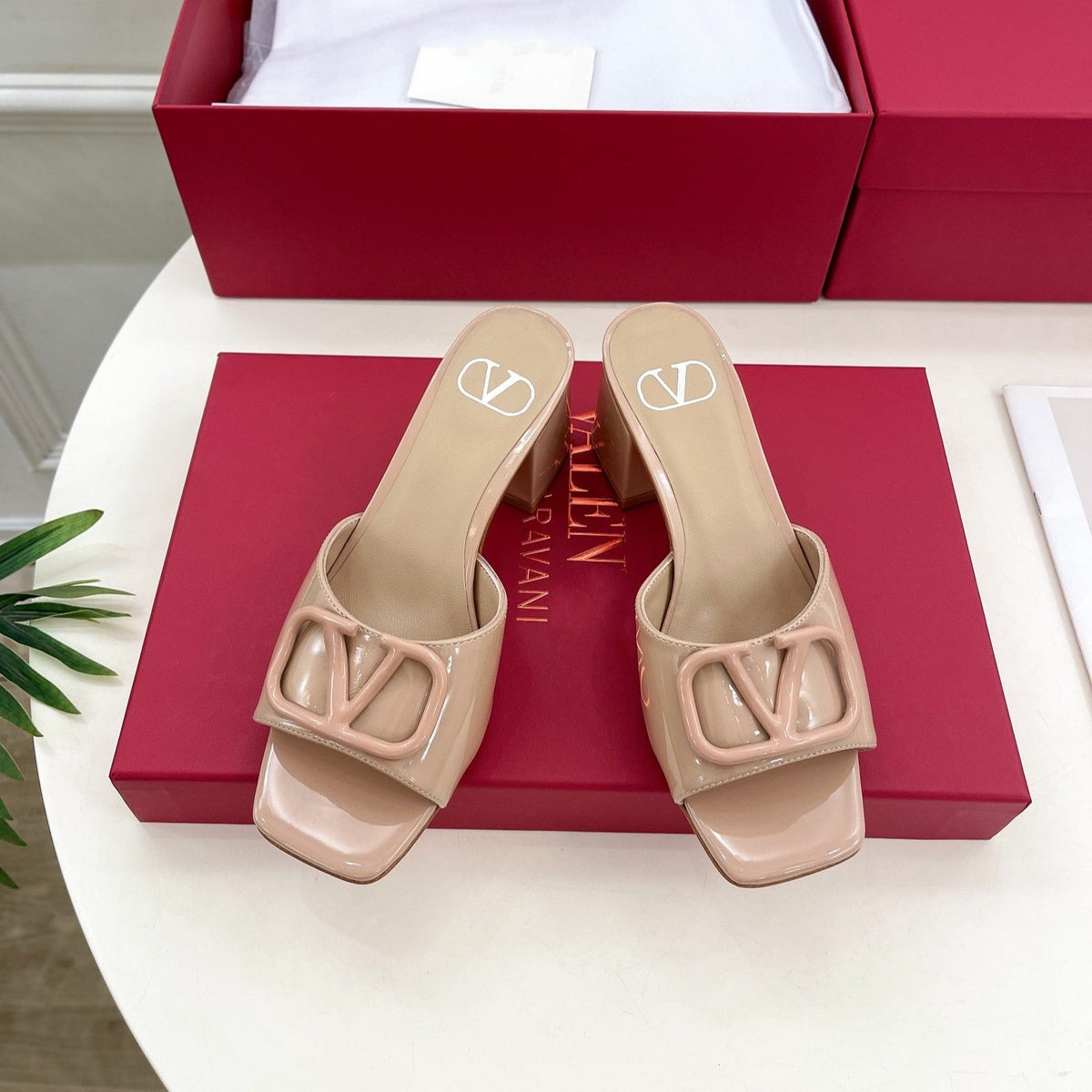 Vlogo 60 Patent Sandal Beige Leather