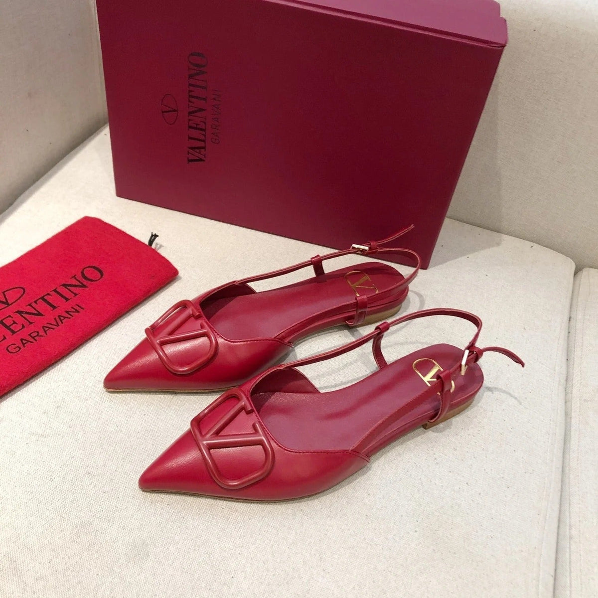 VLOGO SIGNATURE CHERRY RED CALFSKIN FLAT SLINGBACK PUMP