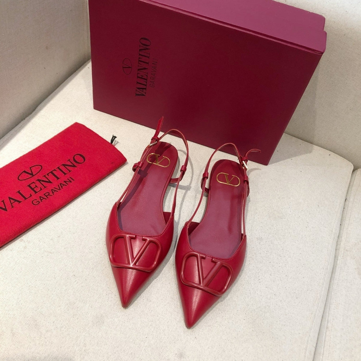 VLOGO SIGNATURE CHERRY RED CALFSKIN FLAT SLINGBACK PUMP