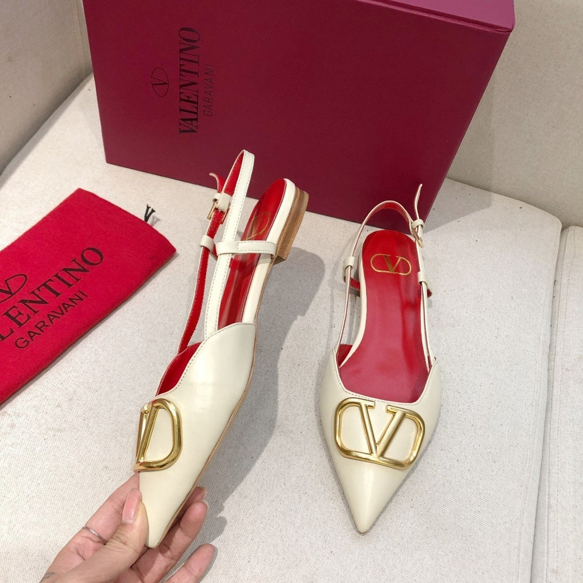 VLOGO SIGNATURE WHITE CALFSKIN FLAT SLINGBACK PUMP WITH GOLD LOGO