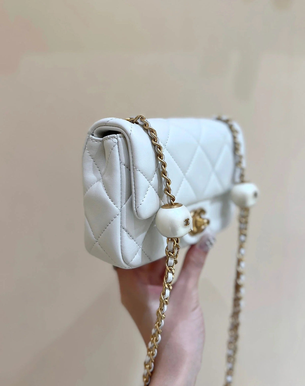 25S CHANEL CROSSBODY HANDBAG 17 IN WHITE LAMBSKIN GOLD HARDWARE