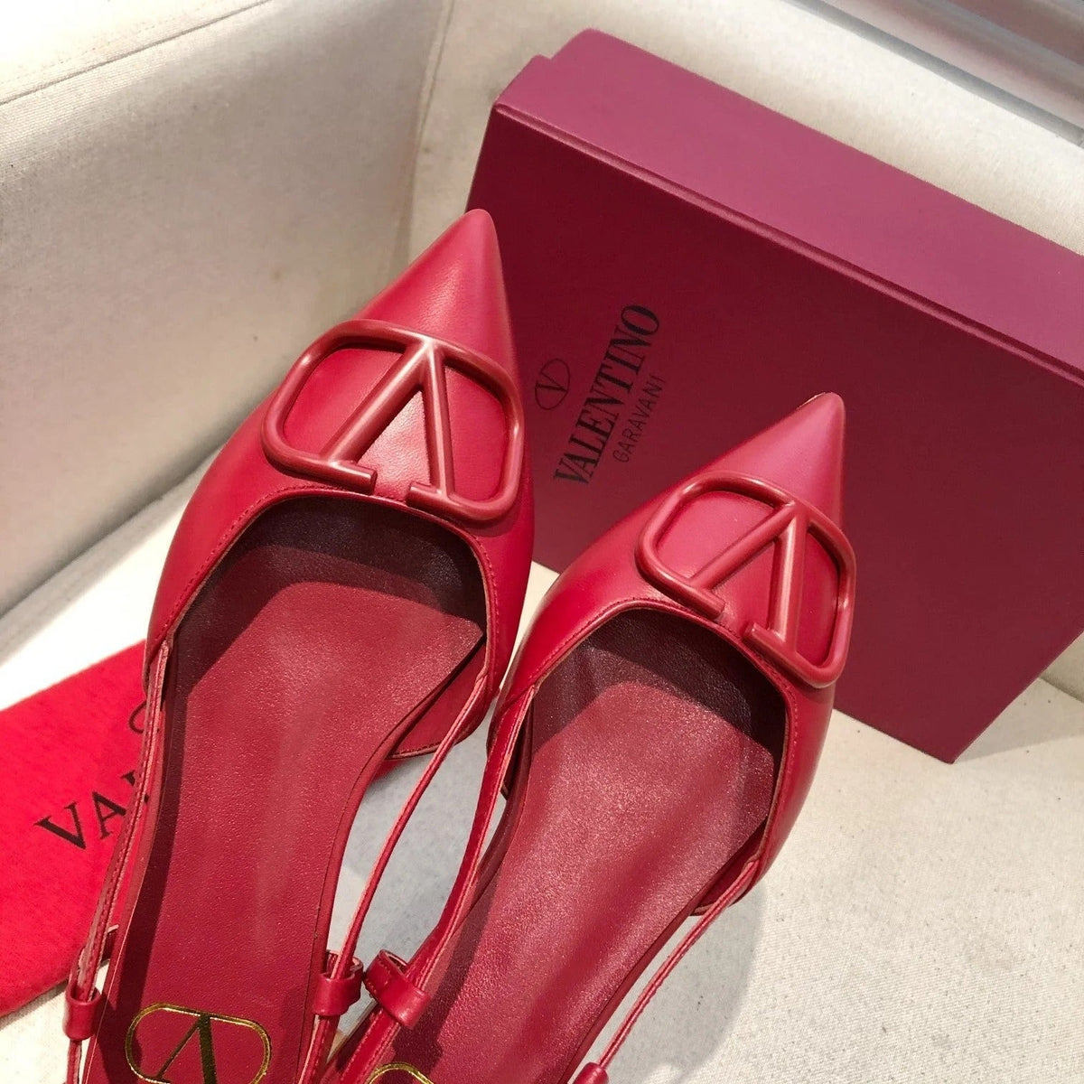 VLOGO SIGNATURE CHERRY RED CALFSKIN FLAT SLINGBACK PUMP