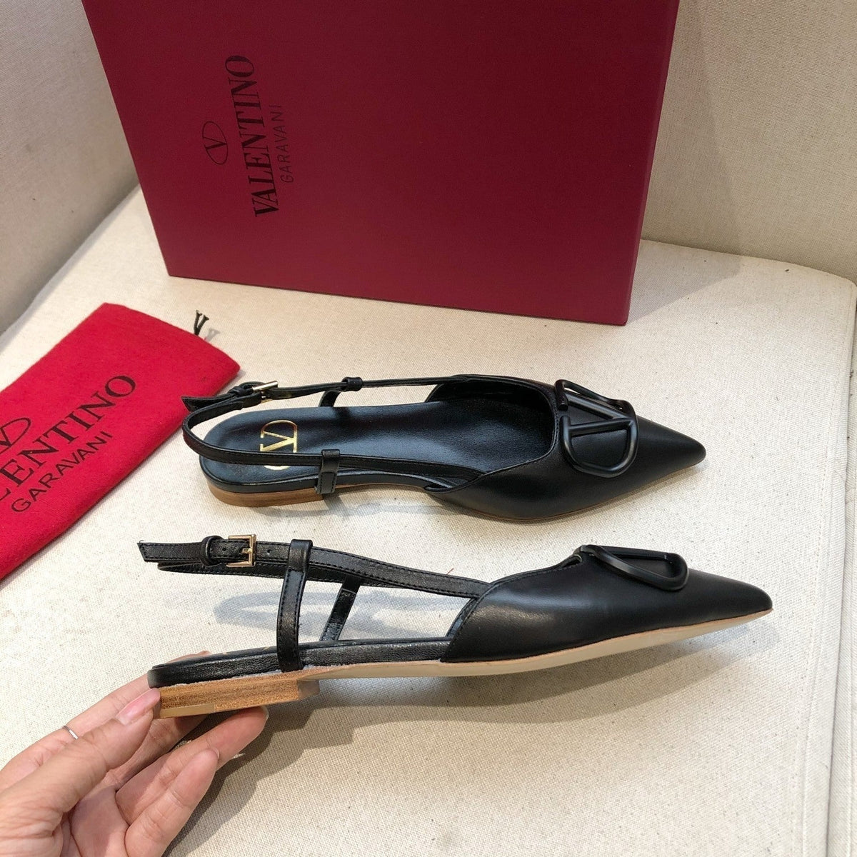 VLOGO SIGNATURE BLACK CALFSKIN FLAT SLINGBACK PUMP