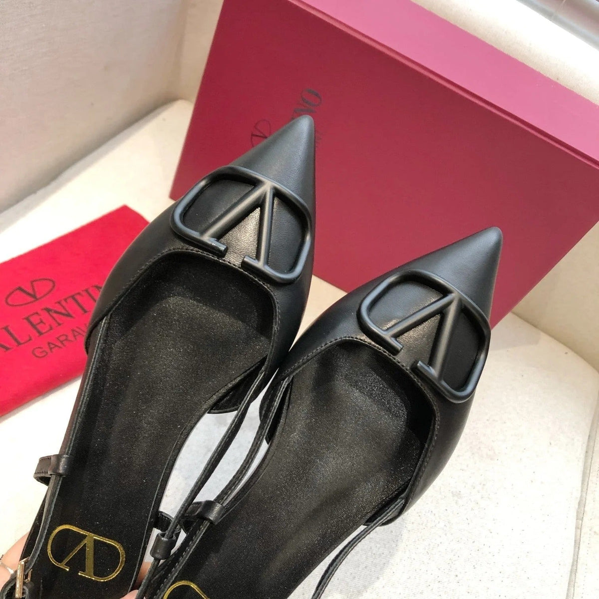 VLOGO SIGNATURE BLACK CALFSKIN FLAT SLINGBACK PUMP