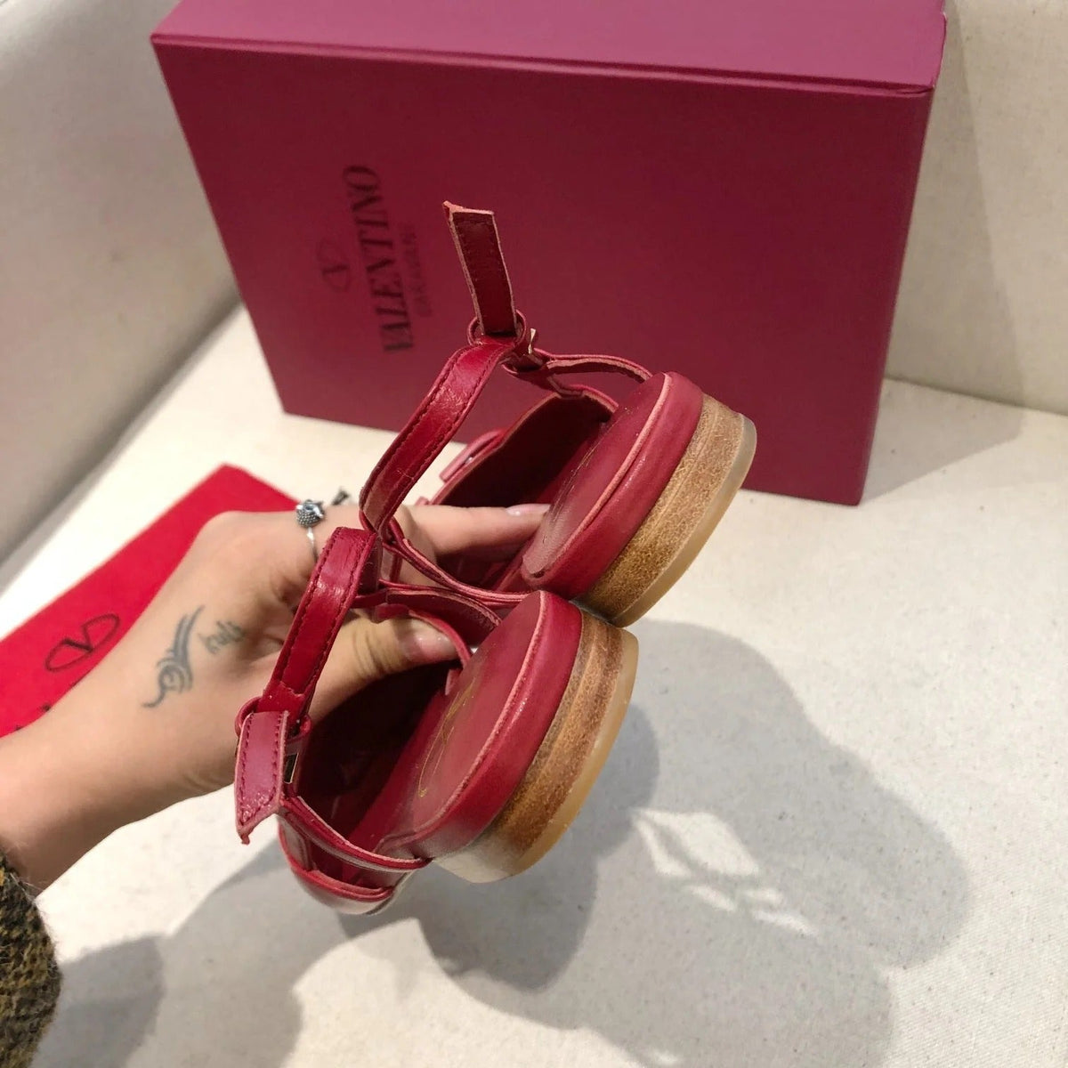 VLOGO SIGNATURE CHERRY RED CALFSKIN FLAT SLINGBACK PUMP